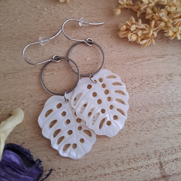 Boucles d'oreilles créoles "Fanny", créoles feuilles en nacre, créole acier inoxydable, monstera, coquillage, bohème, nacre, femme