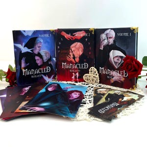 Manacled Book - Deluxe 3-tomowa edycja z ilustracjami - seria kompletna. Ekskluzywny zestaw plakatów i zakładek w zestawie, nowa wersja