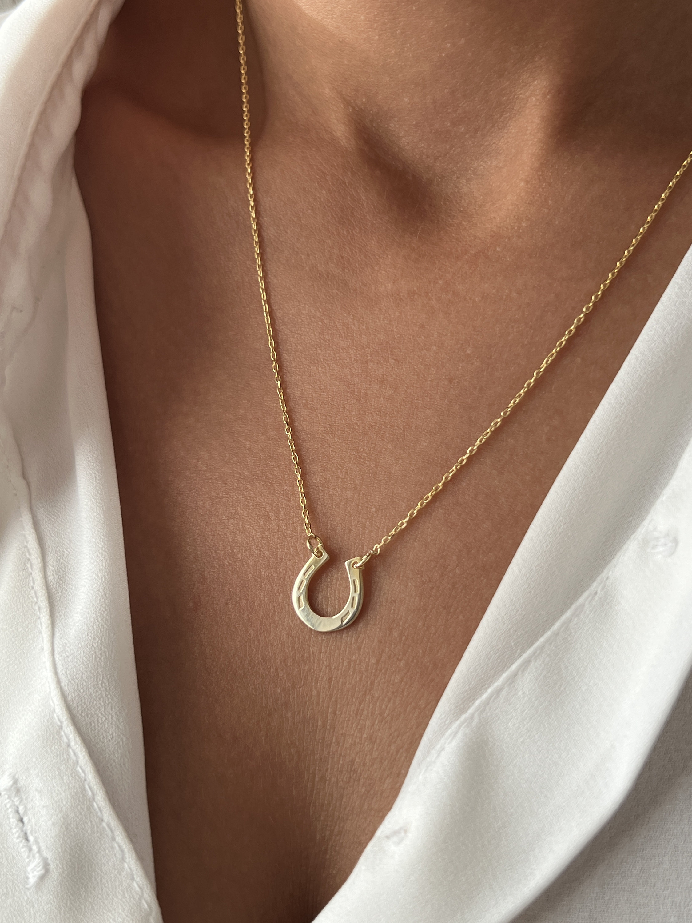 〈leah alexandra〉Tiny Horseshoe Necklace ゴールド シルバー Tiny Horseshoe Necklace