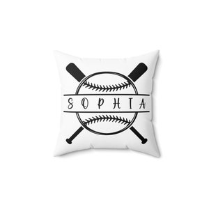 K&ouml;nnte beinhalten: Ein wei&szlig;es Kissen mit einem schwarzen Baseball- und gekreuzten Schl&auml;ger-Design. Der Name "SOPHIA" ist auf einem Banner um den Baseball geschrieben.