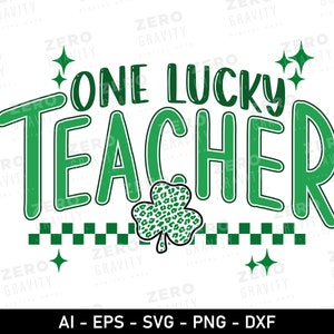 Puede incluir: Dise&ntilde;o gr&aacute;fico verde y blanco con el texto "One Lucky Teacher" y un tr&eacute;bol de cuatro hojas con estampado de leopardo.