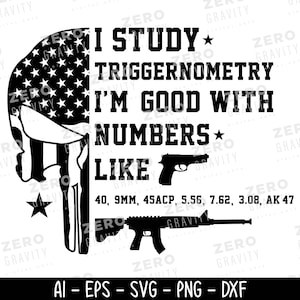 Puede incluir: Diseño gráfico en blanco y negro que presenta una calavera con un diseño de bandera estadounidense y el texto "I STUDY TRIGGERNOMERY I'M GOOD WITH NUMBERS LIKE" seguido de tipos de armas. Incluye opciones de tipo de archivo.