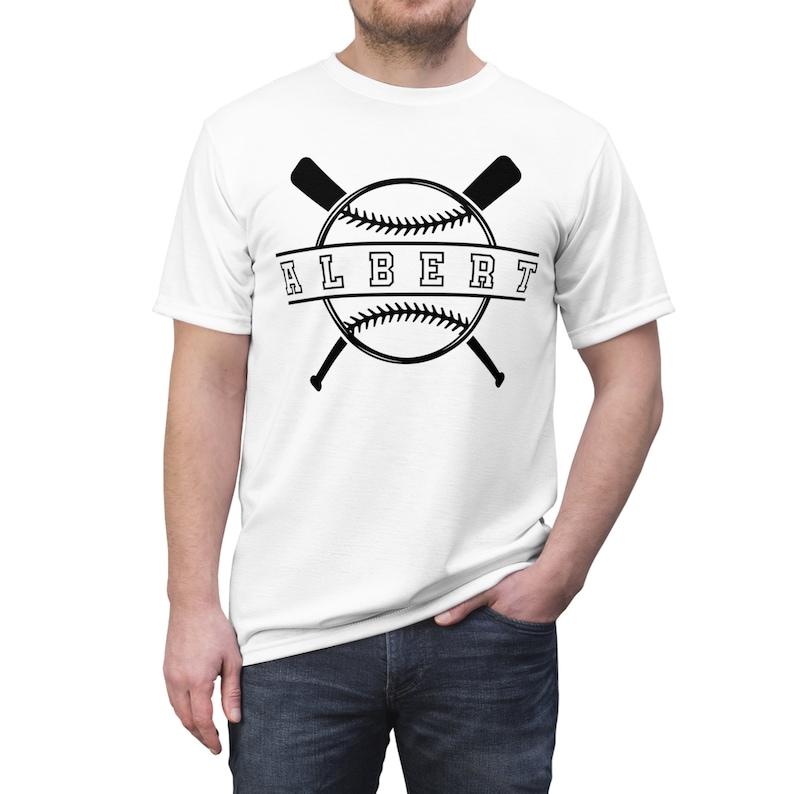K&ouml;nnte beinhalten: Wei&szlig;es T-Shirt mit einer schwarzen Baseballgrafik und dem Namen "ALBERT" in der Mitte.