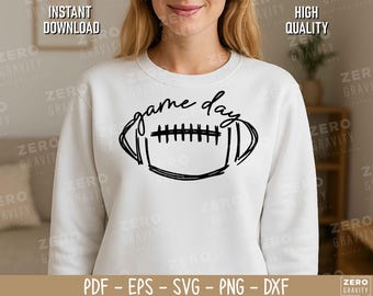 Puede incluir: Sudadera blanca con un contorno negro de un balón de fútbol y la frase "game day" escrita a mano. También se ven las palabras "descarga instantánea" y "alta calidad". La parte inferior de la imagen muestra "PDF - EPS - SVG - PNG - DXF".