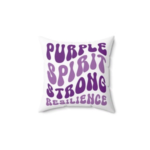 Puede incluir: Almohada blanca con las palabras "Purple Spirit Strong Resilience" en una fuente de degradado p&uacute;rpura.