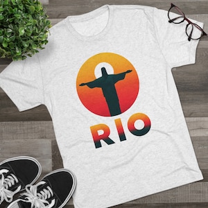 Maglietta grafica Rio de Janeiro / Camicia Skyline della città / Maglietta colorata di arte urbana / Design unico / Abbigliamento Rio de Janeiro