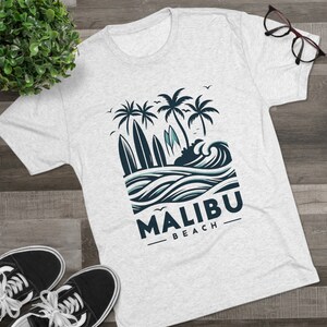 Camiseta gráfica Malibu | Camiseta City Skyline | Camiseta colorida de arte urbana | Design exclusivo | Malibu Apparel