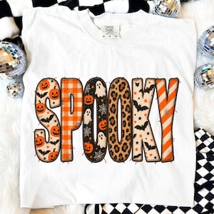 Könnte beinhalten: Ein weißes T-Shirt mit dem Wort SPOOKY in großen, dekorativen Buchstaben. Jeder Buchstabe hat ein einzigartiges Muster: orangefarbene Kürbisse und Fledermäuse, orange-weißes Gingham-Muster, schwarz mit weißen Geistern und Spinnennetzen, Leopardenmuster und orangefarbene Streifen.