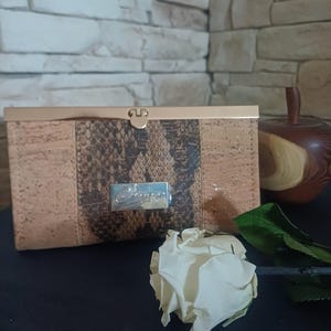 BI-FOLD Portefeuille, ideal für einen natürlichen und eleganten Stil.