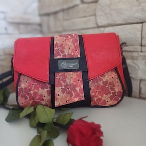 Sac bandoulière  femme Mukava en liège rouge, &quot;élégance florale&quot;, artisanat éco-responsable.