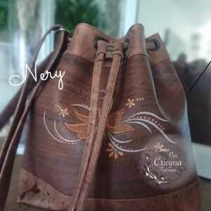 Sac seaau NERY in liège brodé,porté épaule oder in bandoulière. Elégance artisanale & écosponsable.