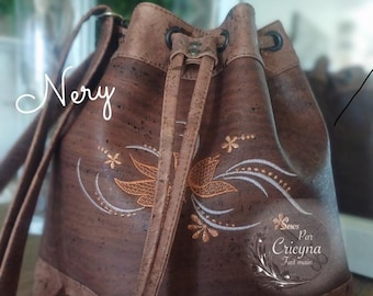 Sac à main en liège de luxe brodé , Grand sac seau bandoulière fait main, maroquinerie écoresponsable chic, sac créateur liège doré.