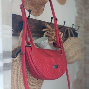 Sac bandoulière femme LUNA en simili cuir rouge pailleté - Élégant, chic et original.