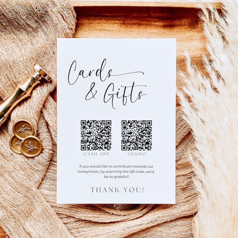 K&ouml;nnte beinhalten: Eine wei&szlig;e Karte mit schwarzem Text, der "Cards & Gifts" lautet. Unter dem Text sind zwei schwarz-wei&szlig;e QR-Codes abgebildet, die mit "Cash App" und "Venmo" beschriftet sind. Der Text unter den QR-Codes lautet: "Wenn Sie zu unserer Hochzeitsreise beitragen m&ouml;chten, scannen Sie den QR-Code. Wir w&auml;ren Ihnen sehr dankbar! Vielen Dank!"