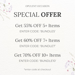 Może przedstawiać: Białe tło z kwiatowymi akcentami i tekstem, kt&oacute;ry brzmi "OPULENT OCCASION SPECIAL OFFER". Tekst zawiera r&oacute;wnież ofertę rabatową w wysokości 55% na 5+ artykuł&oacute;w, 60% na 7+ artykuł&oacute;w i 70% na 10+ artykuł&oacute;w. Każda oferta rabatowa zawiera unikalny kod do wykorzystania przy kasie. Kody to 'BUNDLE5', 'BUNDLE7' i 'BUNDLE10'.