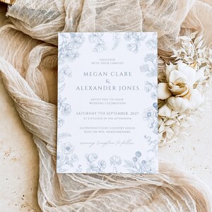 Floral Dusty Blau Toile De Jouy Hochzeitseinladung bearbeitbare Vorlage, Antwortgebe mit QR-Code, Hochzeitsdusche einladen Sofort-Download DAHLIA