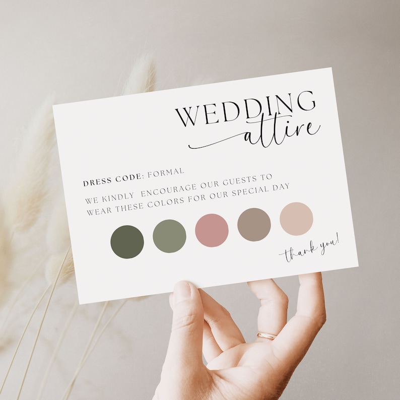 Może przedstawiać: Karta z kodem ubioru na ślub z tekstem "Wedding attire" i "Dress code: Formal". Karta zawiera r&oacute;wnież tekst "We kindly encourage our guests to wear these colours for our special day" oraz paletę kolor&oacute;w zielonego, r&oacute;żowego i brązowego.