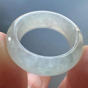 Natuurlijke Birmaanse jadeietjade, witte kleur ijskoude ring, 3,9 mm breed en 6,8 mm lang, maat 7