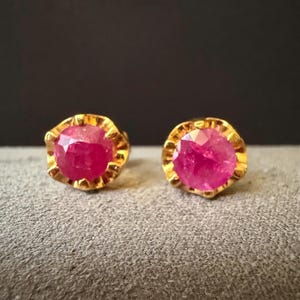 Natural Burma Mogok Unheated Ruby 18 K Solid Yellow Gold Single Stud Earrings, Rubies: 4.4 CTs