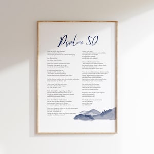 Könnte beinhalten: Gerahmter Druck mit dem Text "Psalm 50" in einer handschriftlichen Schriftart. Der Druck zeigt ein Gedicht auf Deutsch mit einer Aquarellillustration von Bergen in Blautönen. Der Rahmen ist hellholzfarben.