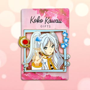 Frieren Großer Emaille Pin – Mystische Zauberin 6,5 cm Gold Pin | Kawaii Anime Ästhetik, Weißer Haar Magier, Ita Bag Accessoire, Geschenk für Fans