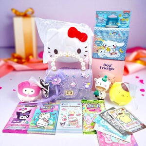 Conjunto de caixa de presente premium Kawaii – 2 bolsas a tiracolo • Estatueta rara • 4 pacotes de reforço • Mais de 168 adesivos • Squishies • Achados selecionados