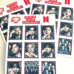 Könnte beinhalten: Ein Aufkleberbogen mit mehreren Porträts der Mitglieder der Musikgruppe BTS im Briefmarkenstil. Das Design enthält den roten Text "WHAT IS YOUR LOVE SONG?", ein rotes herzförmiges Logo und das BTS-Logo auf einem weißen Hintergrund.