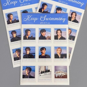 Könnte beinhalten: Ein Aufkleberbogen mit mehreren quadratischen Fotoabzügen von Personen in dunkler Kleidung vor einem blauen Himmel. Oben auf dem Bogen steht der Text Keep Swimming und @0209.co. Jedes einzelne Foto enthält den Text I've spent a lifetime watching you.