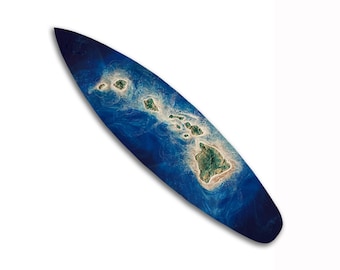 Op de afbeelding: Een blauw surfboard met een kaart van de Hawaïaanse eilanden erop gedrukt.