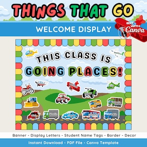 以下が含まれることがあります： 「THINGS THAT GO」と「WELCOME DISPLAY」の文字が入った、カラフルな教室のウェルカムディスプレイ。「THIS CLASS IS GOING PLACES!」のメインテキストと、乗り物のイラスト、生徒の名前タグが特徴です。