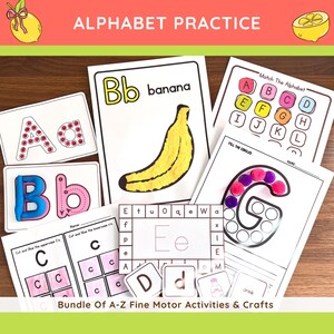 K&ouml;nnte beinhalten: Eine Sammlung von Alphabet-Lernaktivit&auml;ten und -Bastelarbeiten. Das Bild zeigt Karten mit Buchstaben, eine Bananenillustration und die W&ouml;rter "ALPHABET PRACTICE" und "Bundle Of A-Z Fine Motor Activities & Crafts". Buchstaben A-G sind zu sehen.