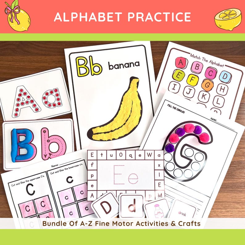 K&ouml;nnte beinhalten: Eine Sammlung von Alphabet-Lernaktivit&auml;ten und -Bastelarbeiten. Das Bild zeigt Karten mit Buchstaben, eine Bananenillustration und die W&ouml;rter "ALPHABET PRACTICE" und "Bundle Of A-Z Fine Motor Activities & Crafts". Buchstaben A-G sind zu sehen.