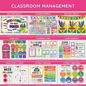 Puede incluir: Un conjunto de gesti&oacute;n del aula con pantallas coloridas. Incluye un letrero de bienvenida, calendario, exhibici&oacute;n de cumplea&ntilde;os, pared de palabras, trabajos de clase, horario de clases, tarjetas de suministro visual y saludos. Con crayones y gr&aacute;ficos escolares.