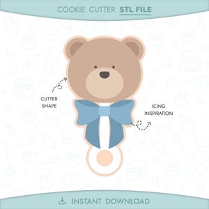 Pode incluir: Cortador de biscoitos em forma de urso de pelúcia com um laço azul. O urso é castanho claro com um nariz preto e um laço azul claro. O texto "COOKIE CUTTER STL FILE" está no topo. Os textos "CUTTER SHAPE" e "ICING INSPIRATION" também estão presentes.