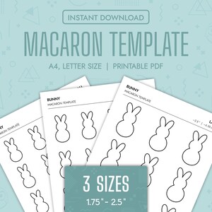 Peut inclure: Trois feuilles blanches avec des gabarits de macarons en forme de lapin, intitulées "Bunny Macaron Template". Les feuilles sont étiquetées "A4, Letter Size | Printable PDF" et "3 Tailles 4.45cm - 6.35cm". Fond bleu clair avec des formes géométriques.