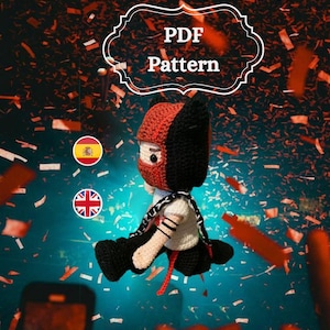 Może przedstawiać: Ręcznie robiona lalka amigurumi w stroju ninja, z czerwoną i czarną maską, czarnym strojem i białą koszulą. Obraz zawiera tekst "PDF Pattern" w ozdobnej ramce na tle konfetti.