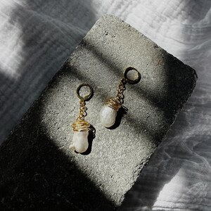 Dangly Pearl Earrings Vintage Wedding Earrings Gold Bridal Hoops Drop Pearl Earrings for Bride Feminine Summer Jewelry