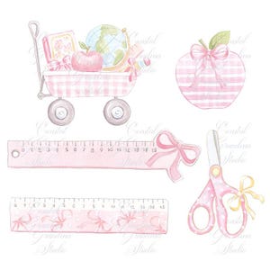 Puede incluir: Una ilustración de acuarela de un vagón rosa y blanco lleno de útiles escolares, que incluyen un globo terráqueo, libros y una manzana. También hay dos reglas rosas, un par de tijeras rosas con lunares blancos y una manzana rosa con un patrón de rayas blancas y rosas.