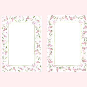Puede incluir: Dos tarjetas rectangulares sobre un fondo rosa. Cada tarjeta tiene un centro blanco con un borde verde. Los bordes están decorados con botas de vaquero rosas, lazos y adornos florales. Las botas tienen estampados florales.