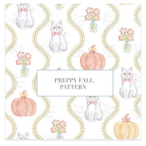 Peut inclure: Motif répété avec des illustrations à l'aquarelle de chats gris portant des nœuds papillon roses, des citrouilles et des bouquets de fleurs roses. Le texte "PREPPY FALL PATTERN" est affiché dans un rectangle bleu sur fond blanc.