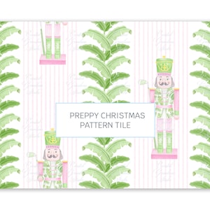 Può includere: Una piastrella di motivo senza cuciture che presenta un'illustrazione ad acquerello di uno schiaccianoci natalizio preppy con un cappello verde e accenti rosa, circondato da foglie di banano verdi su uno sfondo a righe rosa e bianco. Il testo "PREPPY CHRISTMAS PATTERN TILE" è visualizzato in una casella blu.