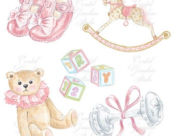 Puede incluir: Ilustración en acuarela de artículos para bebés, que incluyen zapatos rosas con lazos, un caballito balancín, bloques de alfabeto, un oso de peluche con un cuello de volantes rosa y una sonaja plateada con una cinta rosa. Los artículos son de colores pastel suaves.