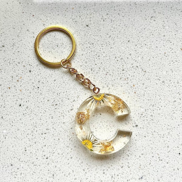 Schlüsselanhänger aus Kunstharz mit getrockneten Gänseblümchen und Blattgold | Buchstabe