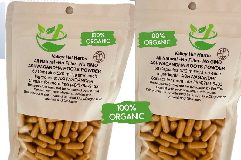 Peut inclure: Deux sacs en papier brun avec des &eacute;tiquettes blanches contenant 50 capsules de poudre de racines d'Ashwagandha. Les &eacute;tiquettes indiquent "100% Bio" et "Naturel - Sans Additif - Sans OGM".