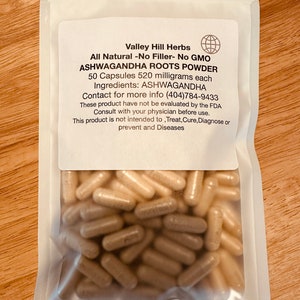 Peut inclure: Un sac refermable blanc contenant 50 g&eacute;lules de poudre de racine d'ashwagandha. Le sac porte une &eacute;tiquette avec le texte "Valley Hill Herbs All Natural -No Filler- No GMO ASHWAGANDHA ROOTS POWDER 50 Capsules 520 milligrams each Ingredients: ASHWAGANDHA Contact for more info (404)784-9433 These product have not be evaluated by the FDA Consult with your physician before use. This product is not intended to, Treat, Cure, Diagnose or prevent and Diseases".