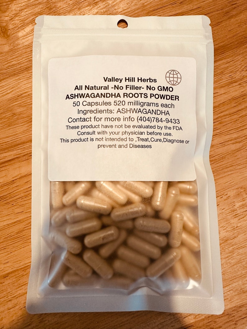 Peut inclure: Un sac refermable blanc contenant 50 g&eacute;lules de poudre de racine d'ashwagandha. Le sac porte une &eacute;tiquette avec le texte "Valley Hill Herbs All Natural -No Filler- No GMO ASHWAGANDHA ROOTS POWDER 50 Capsules 520 milligrams each Ingredients: ASHWAGANDHA Contact for more info (404)784-9433 These product have not be evaluated by the FDA Consult with your physician before use. This product is not intended to, Treat, Cure, Diagnose or prevent and Diseases".