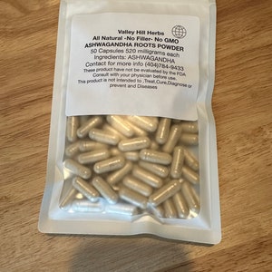 Peut inclure: Un sac refermable blanc contenant 50 capsules de poudre de racine d'ashwagandha. Le sac porte une &eacute;tiquette avec le texte "Valley Hill Herbs All Natural -No Filler- No GMO ASHWAGANDHA ROOTS POWDER 50 Capsules 520 milligrams each Ingredients: ASHWAGANDHA Contact for more info (404)784-9433 These product have not be evaluated by the FDA Consult with your physician before use. This product is not intended to,Treat, Cure, Diagnose or prevent and Diseases"