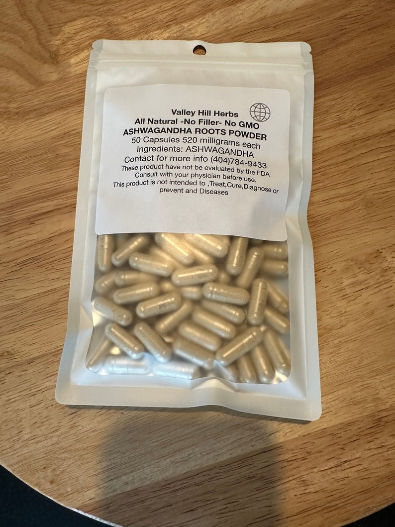 Peut inclure: Un sac refermable blanc contenant 50 capsules de poudre de racine d'ashwagandha. Le sac porte une &eacute;tiquette avec le texte "Valley Hill Herbs All Natural -No Filler- No GMO ASHWAGANDHA ROOTS POWDER 50 Capsules 520 milligrams each Ingredients: ASHWAGANDHA Contact for more info (404)784-9433 These product have not be evaluated by the FDA Consult with your physician before use. This product is not intended to,Treat, Cure, Diagnose or prevent and Diseases"