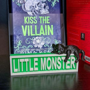 Beeldje Little Monster Sign & Moka: Rina Kent Booktok Decor