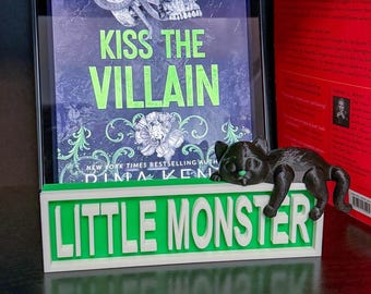 Kleines Monster Schild & Moka Figur: Rina Kent Booktok Decor